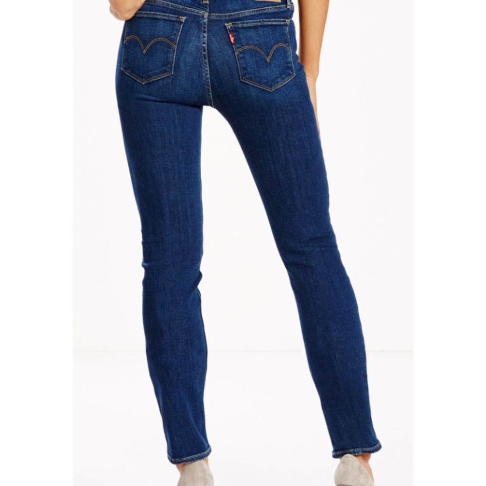 Like new LEVI “modern skinny” jeans